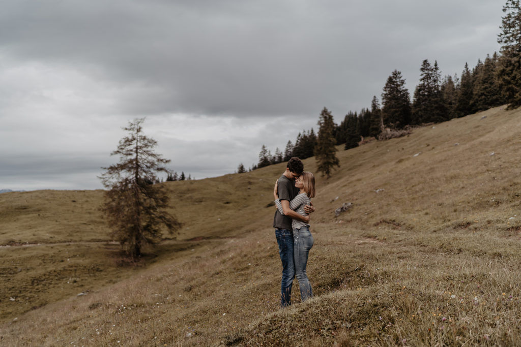 Paarshooting Verlobungsshooting Alm Berge Tirol