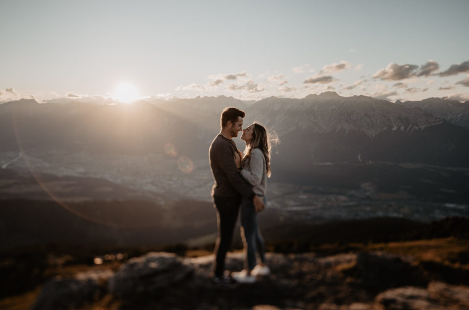 Verlobungsshooting Paarshooting Berggipfel Tirol Berghochzeit Sonnenuntergang